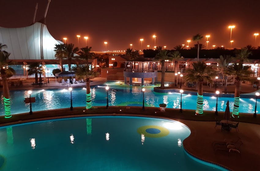 al-hamra-oasis-village-compound-swimmingpool-by-night-riyadh