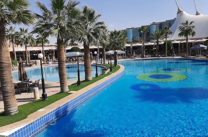 al-hamra-oasis-village-compound-swimmingpool-riyadh-vivre-a-riyadh