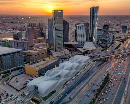 métro de riyadh coucher de soleil